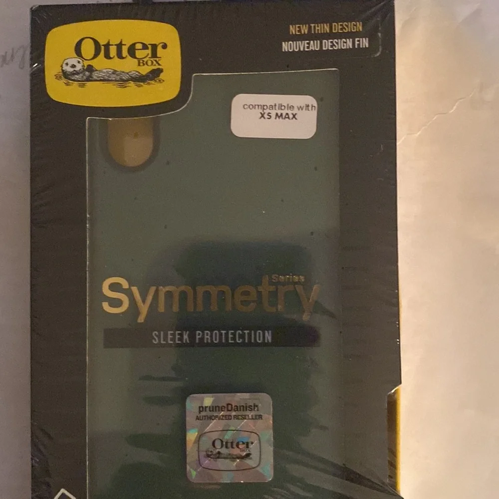 New Otter Box Symmetry Sleek Protection. Compatible with IPhone 14 and XS MAX